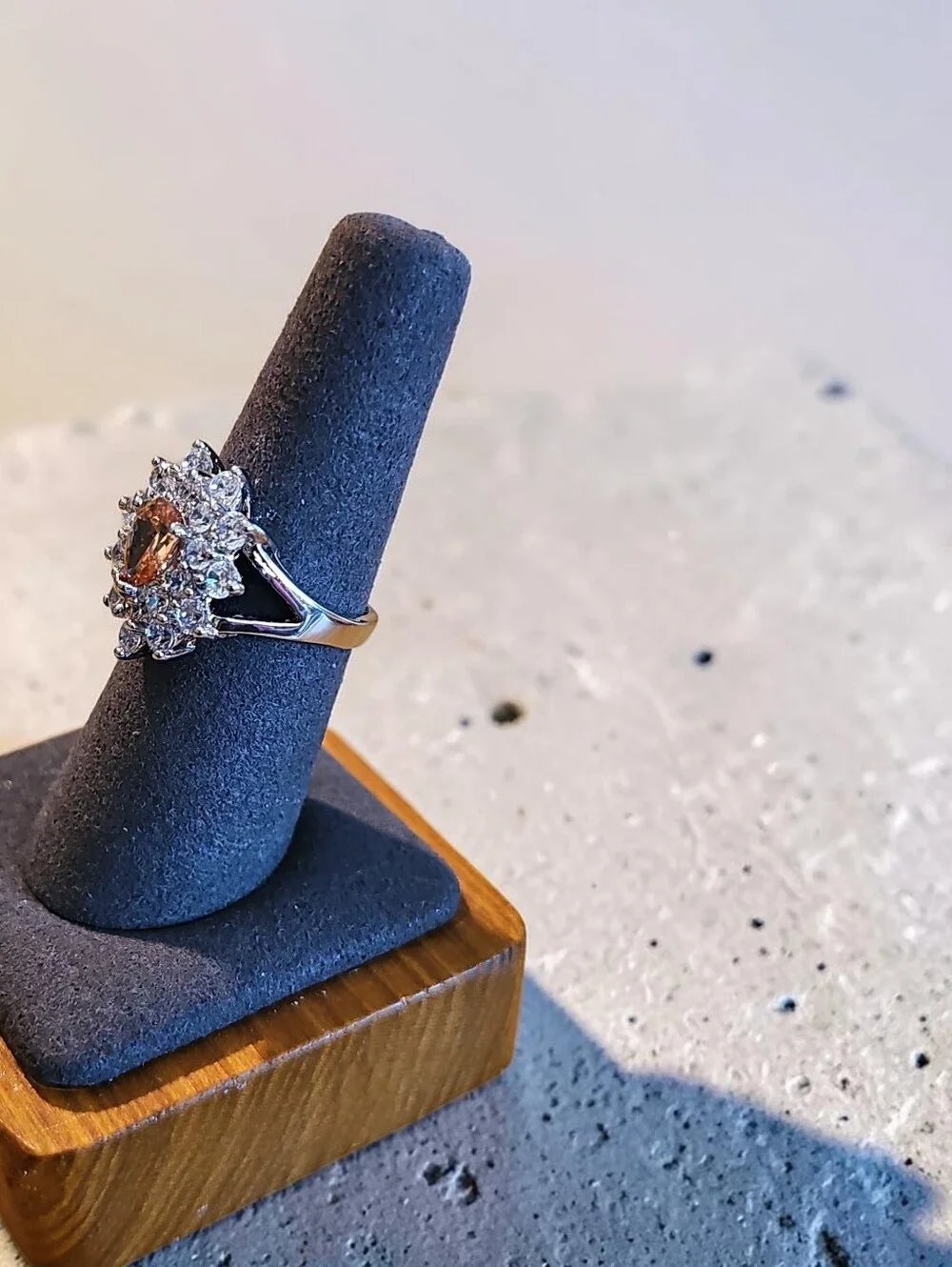 Sassified Boutique Nwt Peach Center Stone Halo Cluster Ring in Silver
